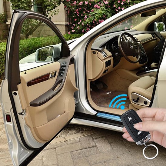 Alarme voiture activée à distance avec sa télécommande