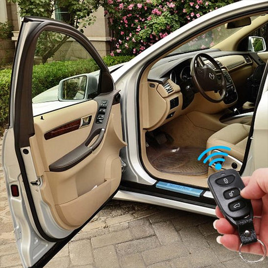 une main activant alarme voiture à distance avec sa télécommande