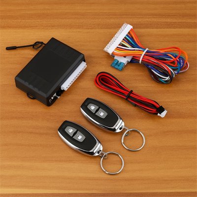 pieces d'une alarme voiture sur une table
