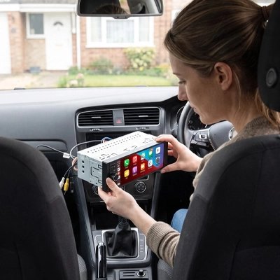 Autoradio carplay dans les mains d'une femme dans une voiture