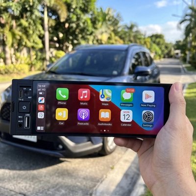 Autoradio carplay dans une main