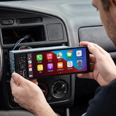 Autoradio carplay dans les mains d'un homme