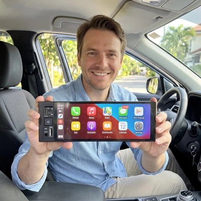 Autoradio carplay dans les mains d'un homme assis dans une voiture