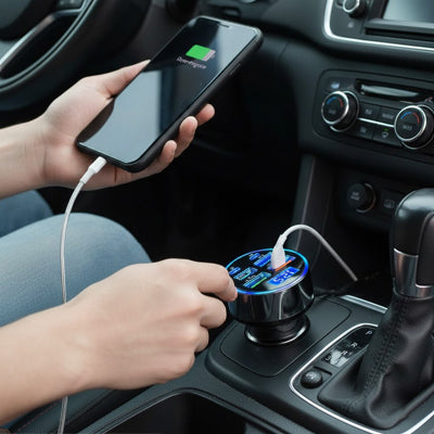 chargeur allume cigare qui charge un telephone dans une voiture