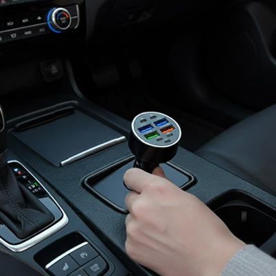 chargeur allume cigare branché dans la voiture